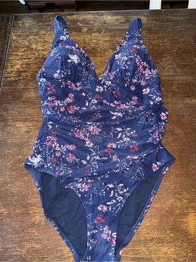 EUC Nip Tuck Women’s Navy Floral One Piece Swimsuit Adjustable Strap Size 10